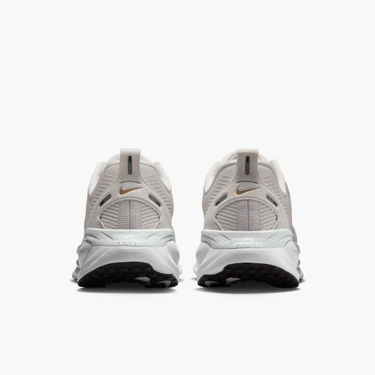 Nike Women's Vomero 18 VAST GREY/WOLF GREY-SUMMIT WHITE-HEMP